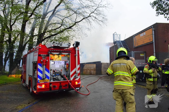 Brand in bijgebouw achter fietsenwinkel