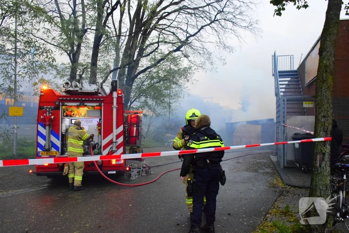 Brand in bijgebouw achter fietsenwinkel