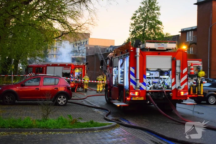 Brand in bijgebouw achter fietsenwinkel