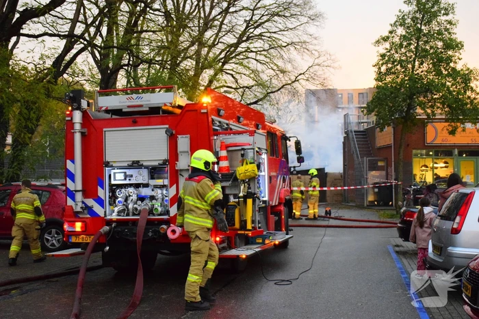 Brand in bijgebouw achter fietsenwinkel