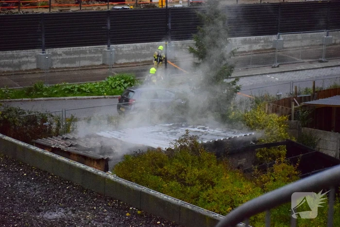 Brand in bijgebouw achter fietsenwinkel