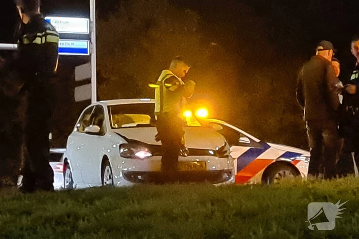 Auto's botsen op elkaar bij kruising