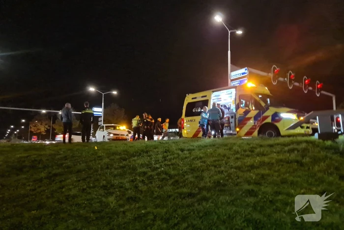 Auto's botsen op elkaar bij kruising