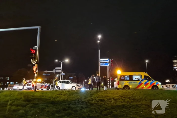 Auto's botsen op elkaar bij kruising