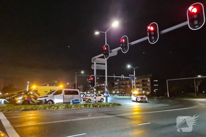 Auto's botsen op elkaar bij kruising