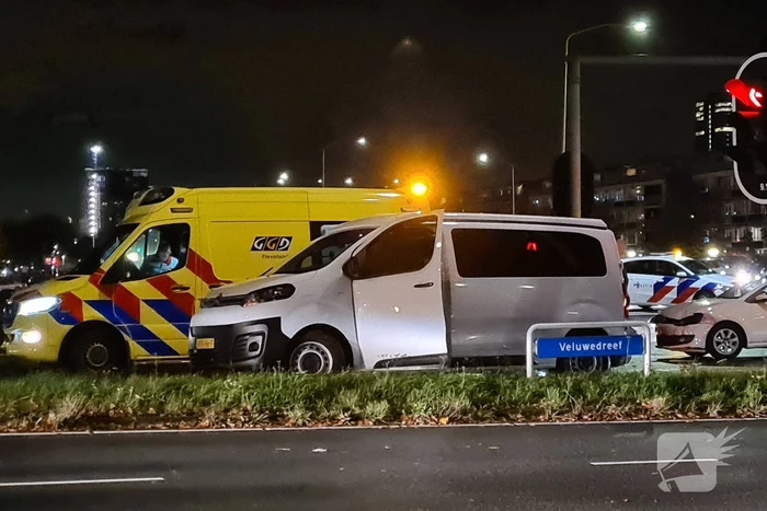 Auto's botsen op elkaar bij kruising