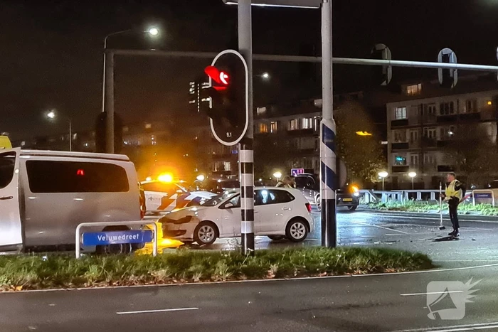 Auto's botsen op elkaar bij kruising