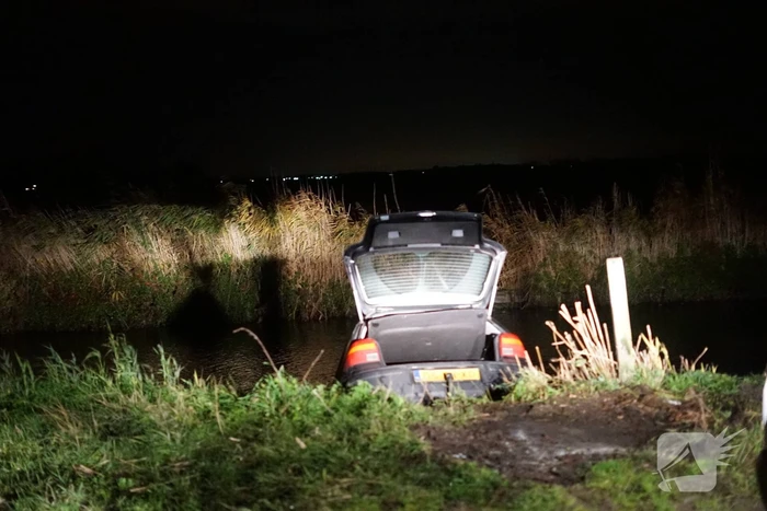 Personenauto achtergelaten nadat deze te water raakt