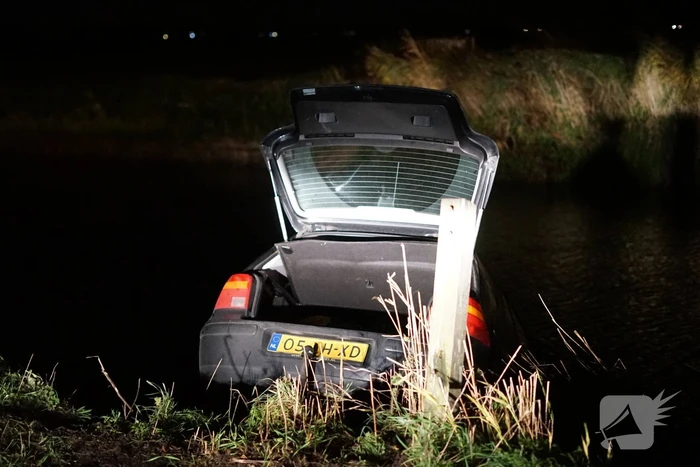Personenauto achtergelaten nadat deze te water raakt