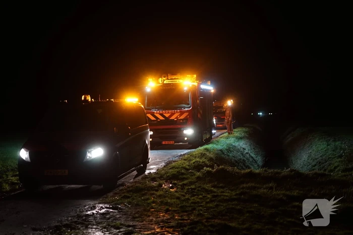 Personenauto achtergelaten nadat deze te water raakt