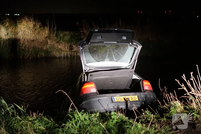Personenauto achtergelaten nadat deze te water raakt