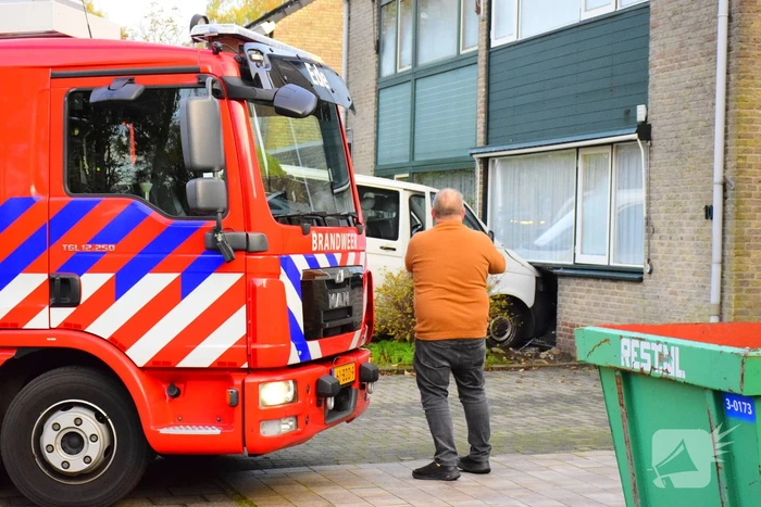 Taxibus met kinderen rijdt tegen woning