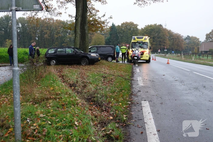 Automobilist raakt van de weg en komt tegen boom tot stilstand