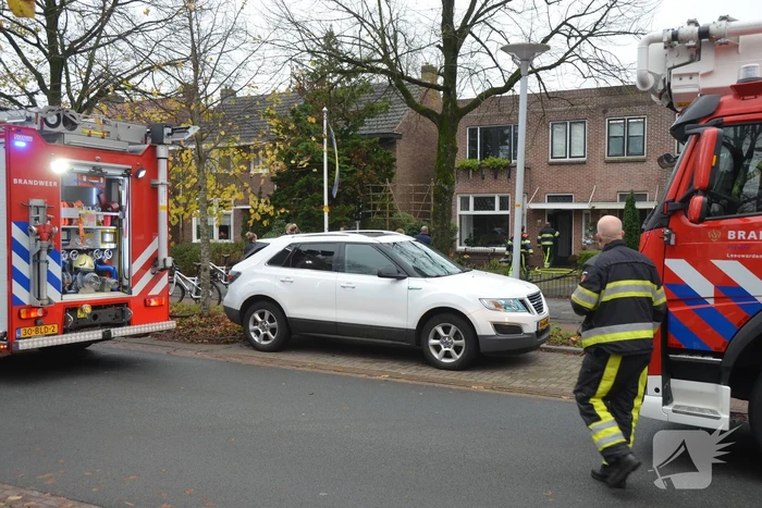 Prullenbak vat vlam in woning