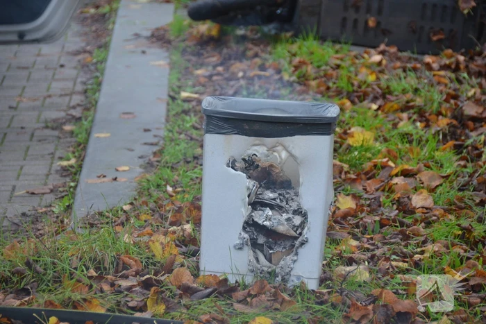 Prullenbak vat vlam in woning