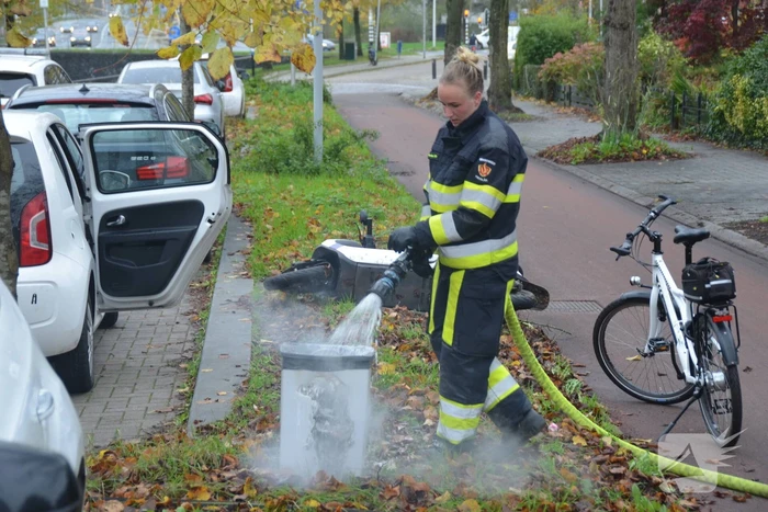 Prullenbak vat vlam in woning