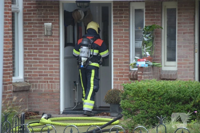 Prullenbak vat vlam in woning