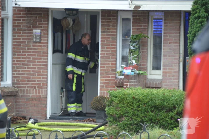 Prullenbak vat vlam in woning