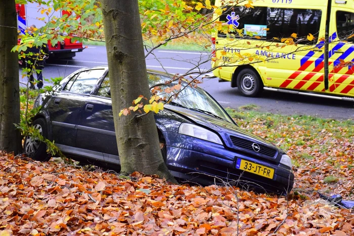Brandweer bevrijdt automobilist na aanrijding