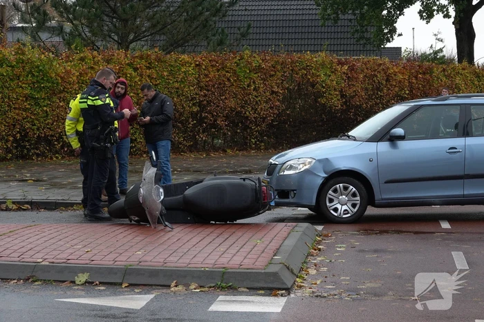 Scooterrijder aangereden door auto