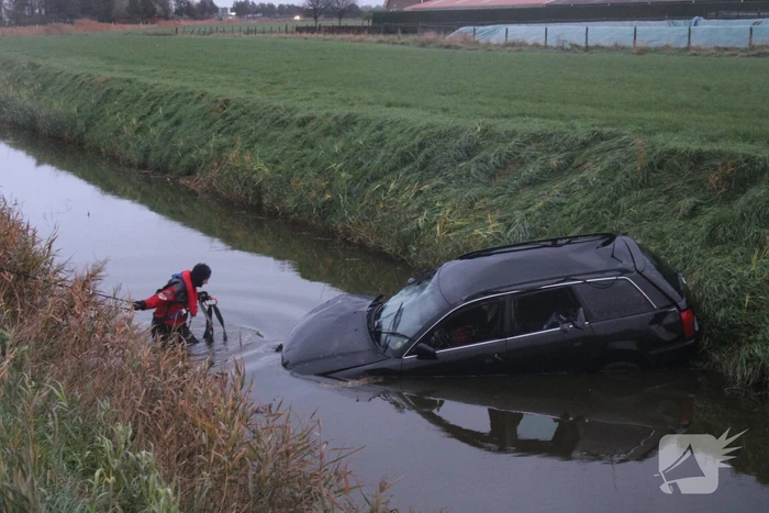 Bestuurder gewond na te water raken met voertuig