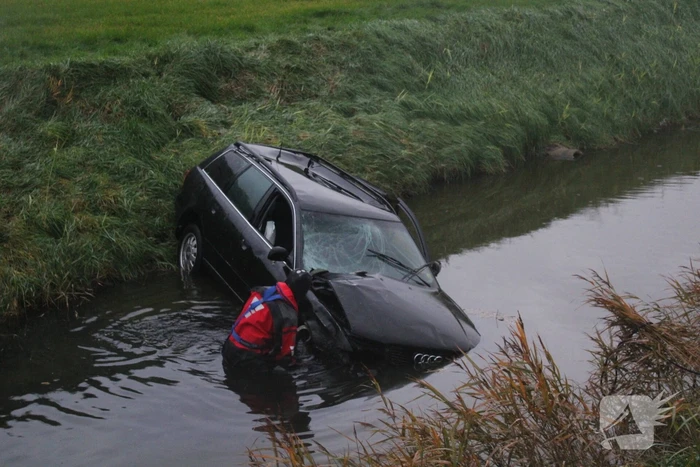 Bestuurder gewond na te water raken met voertuig