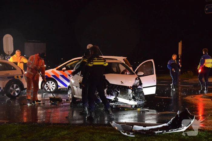 Vrachtwagen en auto in botsing op kruising