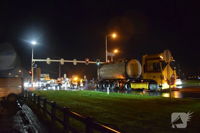 Vrachtwagen en auto in botsing op kruising