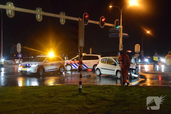 Vrachtwagen en auto in botsing op kruising
