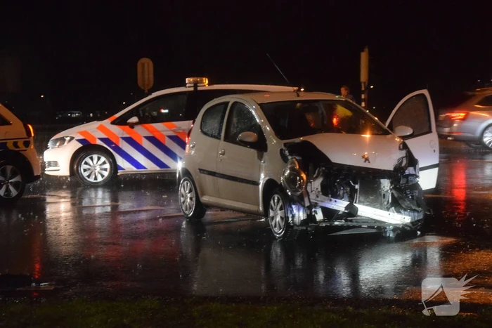 Vrachtwagen en auto in botsing op kruising
