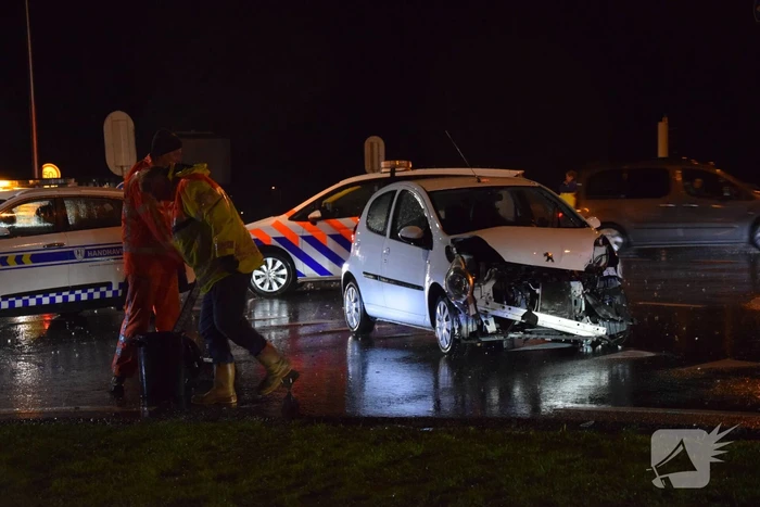 Vrachtwagen en auto in botsing op kruising