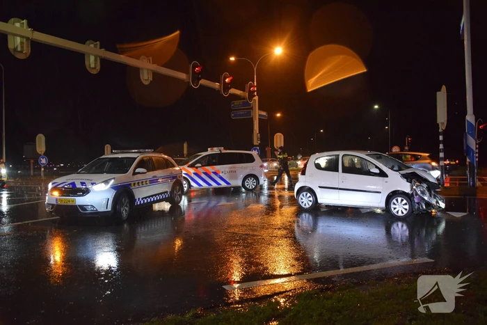 Vrachtwagen en auto in botsing op kruising