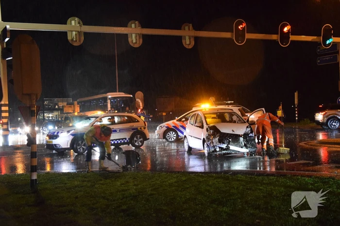 Vrachtwagen en auto in botsing op kruising