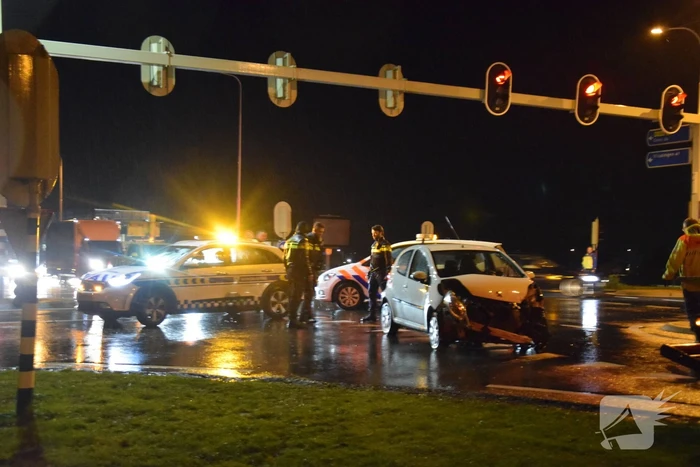 Vrachtwagen en auto in botsing op kruising