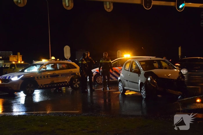 Vrachtwagen en auto in botsing op kruising