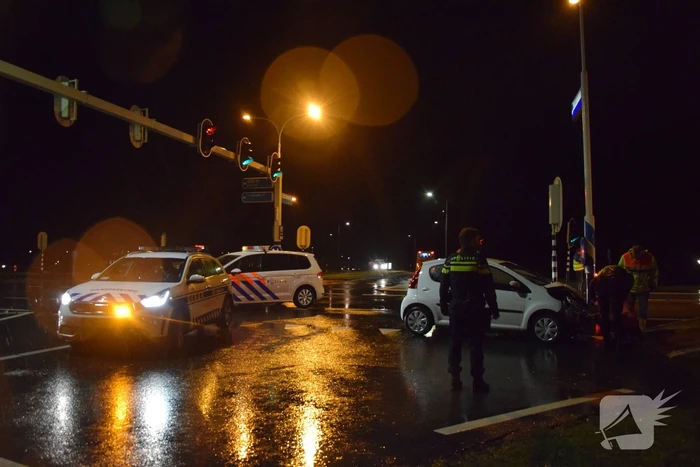Vrachtwagen en auto in botsing op kruising