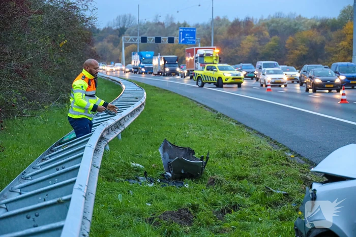 Flinke schade na botsing op vangrail