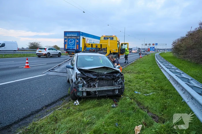 Flinke schade na botsing op vangrail