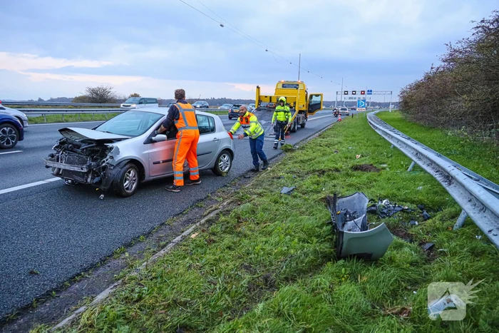 Flinke schade na botsing op vangrail