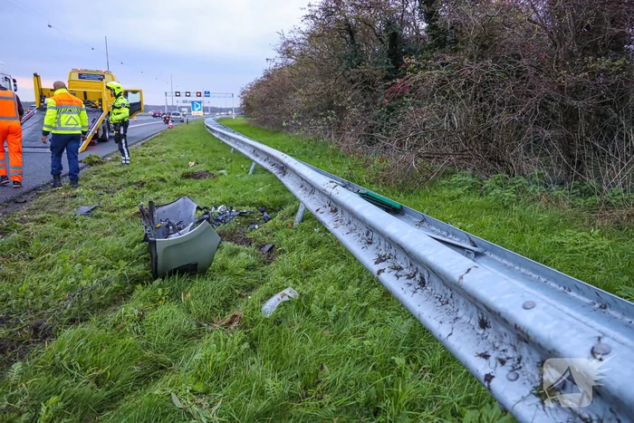 Flinke schade na botsing op vangrail