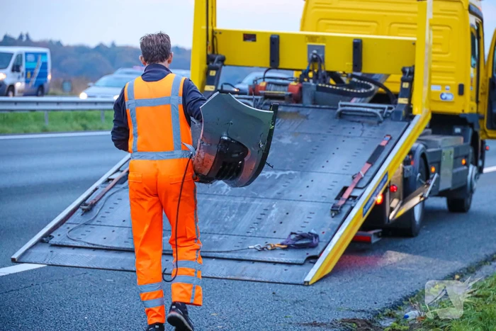 Flinke schade na botsing op vangrail