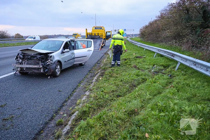 Flinke schade na botsing op vangrail