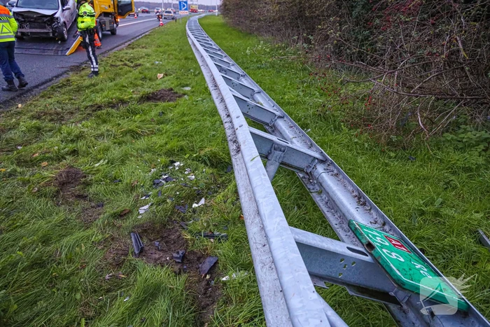 Flinke schade na botsing op vangrail