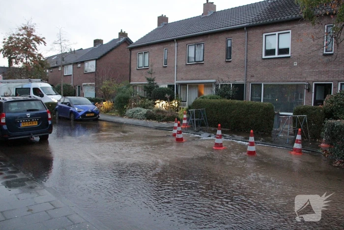 Vrouw valt in sinkhole door waterlekkage