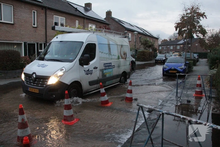 Vrouw valt in sinkhole door waterlekkage