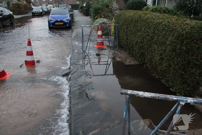 Vrouw valt in sinkhole door waterlekkage