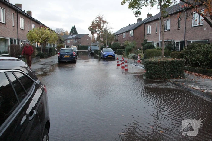 Vrouw valt in sinkhole door waterlekkage