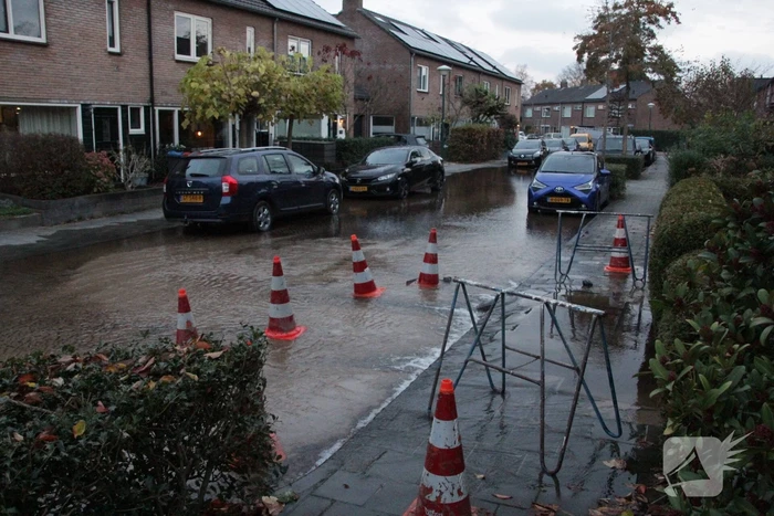 Vrouw valt in sinkhole door waterlekkage