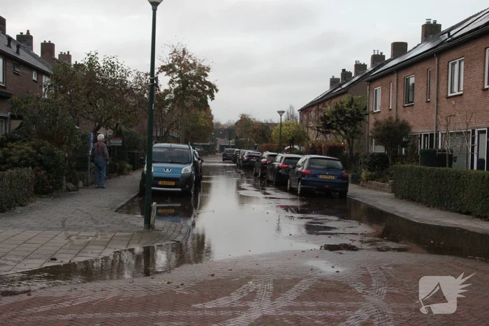 Vrouw valt in sinkhole door waterlekkage
