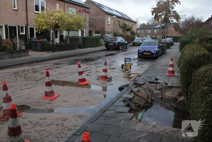 Vrouw valt in sinkhole door waterlekkage